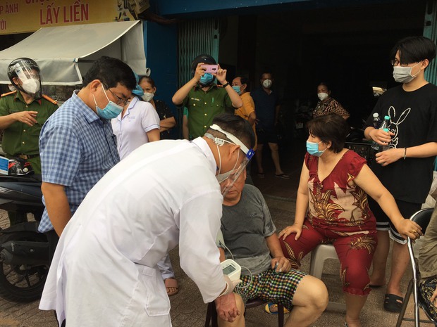 TP.HCM: Nhà 3 tầng cháy dữ dội khi đang tổ chức đám giỗ, 8 người mắc kẹt kêu cứu - Ảnh 4.
