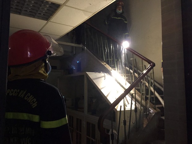 TP.HCM: Nhà 3 tầng cháy dữ dội khi đang tổ chức đám giỗ, 8 người mắc kẹt kêu cứu - Ảnh 2.