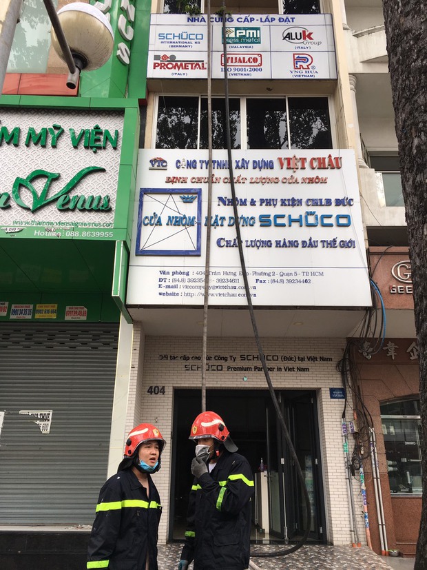 TP.HCM: Nhà 3 tầng cháy dữ dội khi đang tổ chức đám giỗ, 8 người mắc kẹt kêu cứu - Ảnh 3.