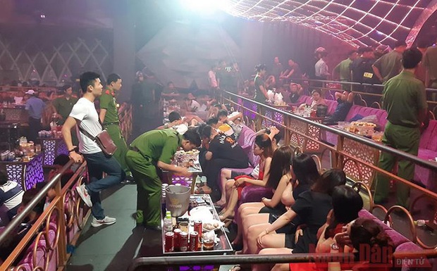 Hà Nội: Chủ quán bar bắt nhân viên nữ lên mạng hẹn hò, gạ khách đến quán - Ảnh 1.
