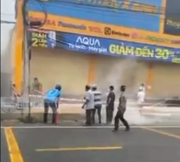 Xôn xao clip: Nam thanh niên ngang nhiên đổ xăng, châm lửa đốt cửa hàng Điện Máy Xanh giữa ban ngày - Ảnh 3.