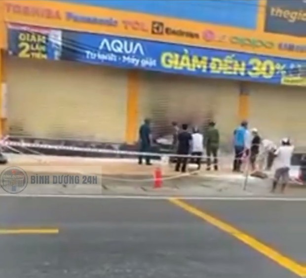 Xôn xao clip: Nam thanh niên ngang nhiên đổ xăng, châm lửa đốt cửa hàng Điện Máy Xanh giữa ban ngày - Ảnh 4.