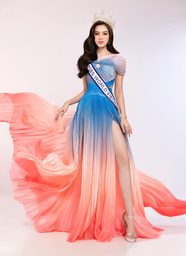 Đỗ Thị Hà trổ tài nói tiếng Anh trong clip giới thiệu ở Miss World 2021, có 1 bức ảnh từng gây tranh cãi cũng xuất hiện? - Ảnh 12.