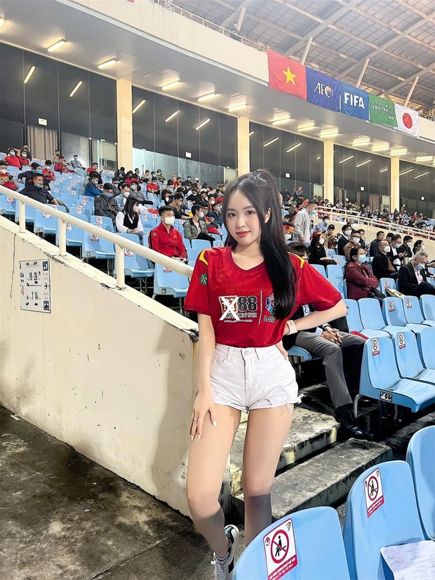 2 hot girl nổi tiếng thị phi mượn cớ đi cổ vũ ĐT Việt Nam nhưng thực chất là PR cho sàn cờ bạc, cá độ bóng đá? - Ảnh 2. 2 hot girl nổi tiếng thị phi mượn cớ đi cổ vũ ĐT Việt Nam nhưng thực chất là PR cho sàn cờ bạc, cá độ bóng đá? - Ảnh 2.