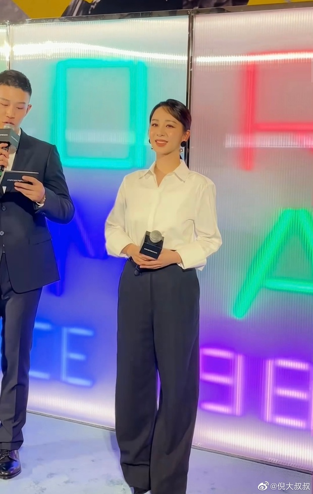 Vỡ mộng loạt ảnh Dương Tử ở sự kiện tối nay: Được PTS thì khí chất ngút ngàn, ảnh team qua đường lại lột trần sự thật - Ảnh 5. Vỡ mộng loạt ảnh Dương Tử ở sự kiện tối nay: Được PTS thì khí chất ngút ngàn, ảnh team qua đường lại lột trần sự thật - Ảnh 5.