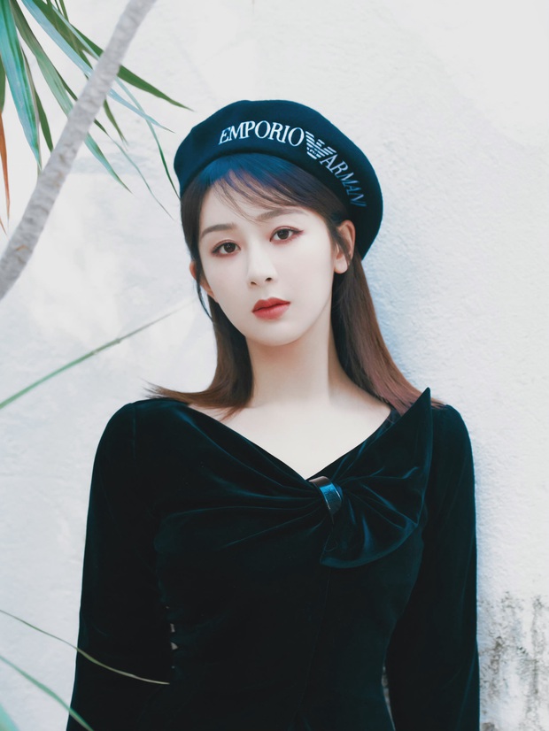 Vỡ mộng loạt ảnh Dương Tử ở sự kiện tối nay: Được PTS thì khí chất ngút ngàn, ảnh team qua đường lại lột trần sự thật - Ảnh 3. Vỡ mộng loạt ảnh Dương Tử ở sự kiện tối nay: Được PTS thì khí chất ngút ngàn, ảnh team qua đường lại lột trần sự thật - Ảnh 3.