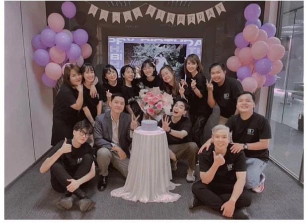 Hải Tú mừng sinh nhật cùng công ty nhưng netizen lại chắc nịch Chủ tịch Sơn Tùng là người chụp ảnh? - Ảnh 2. Hải Tú mừng sinh nhật cùng công ty nhưng netizen lại chắc nịch Chủ tịch Sơn Tùng là người chụp ảnh? - Ảnh 2.