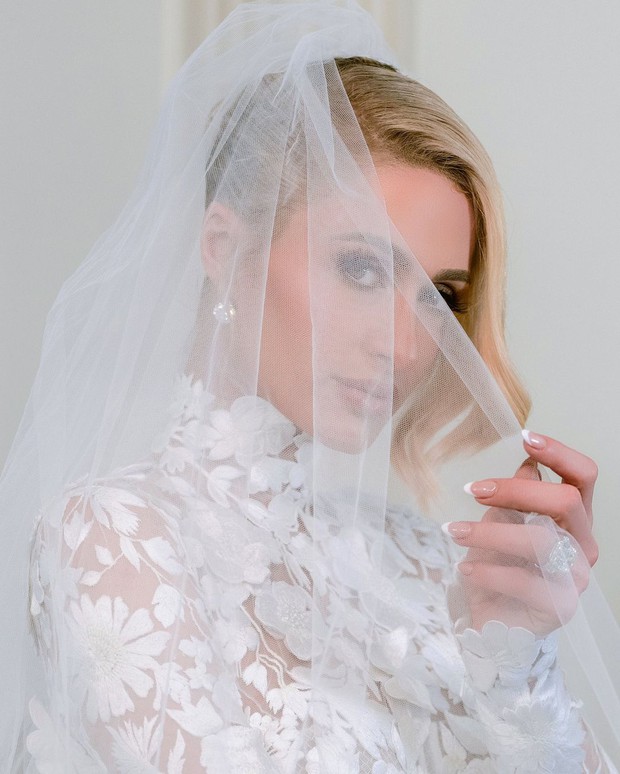 Paris Hilton đeo nhẫn cưới 46 tỷ hột kim cương to chọi bể đầu ở hôn lễ, góp công cứu 1 màn thua trông thấy bên Kim xôi thịt - Ảnh 2.