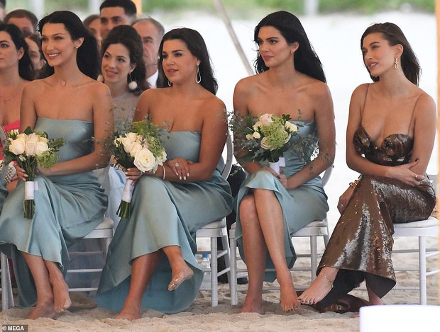 3 nàng mẫu hot nhất showbiz đọ sắc ở hôn lễ: Bà xã Justin phô hết cỡ vòng 1 trễ nải không át nổi 2 phù dâu Bella - Kendall xinh như nàng thơ - Ảnh 2. 3 nàng mẫu hot nhất showbiz đọ sắc ở hôn lễ: Bà xã Justin phô hết cỡ vòng 1 trễ nải không át nổi 2 phù dâu Bella - Kendall xinh như nàng thơ - Ảnh 2.