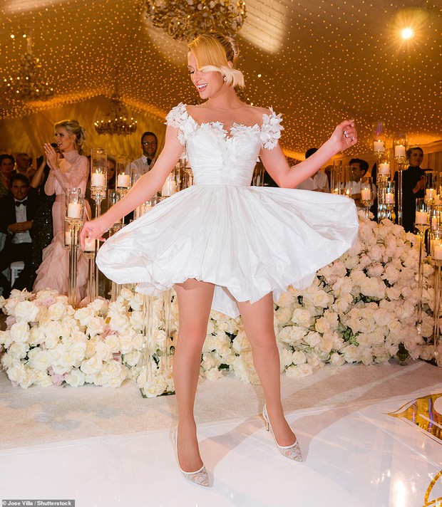 Siêu đám cưới Paris Hilton: Cô dâu thay 4 bộ váy lồng lộn, Kim Kardashian và dàn khách mời hạng A chặt chém xôi thịt ở khu đất 1300 tỷ - Ảnh 11.