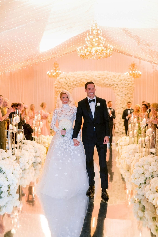 Siêu đám cưới Paris Hilton: Cô dâu thay 4 bộ váy lồng lộn, Kim Kardashian và dàn khách mời hạng A chặt chém xôi thịt ở khu đất 1300 tỷ - Ảnh 3.