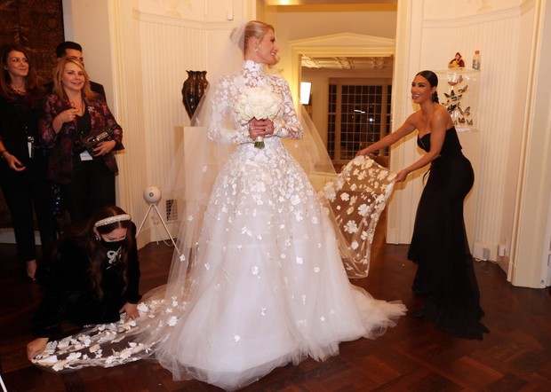 Hầu gái Kim Kardashian dự đám cưới cô chủ cũ Paris Hilton mà phô vòng 1 ngồn ngộn, chỉ chực chờ giật spotlight cô dâu - Ảnh 2. Hầu gái Kim Kardashian dự đám cưới cô chủ cũ Paris Hilton mà phô vòng 1 ngồn ngộn, chỉ chực chờ giật spotlight cô dâu - Ảnh 2.