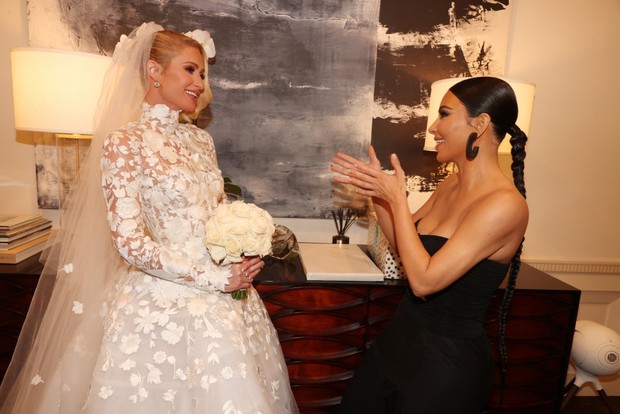 Hầu gái Kim Kardashian dự đám cưới cô chủ cũ Paris Hilton mà phô vòng 1 ngồn ngộn, chỉ chực chờ giật spotlight cô dâu - Ảnh 4.