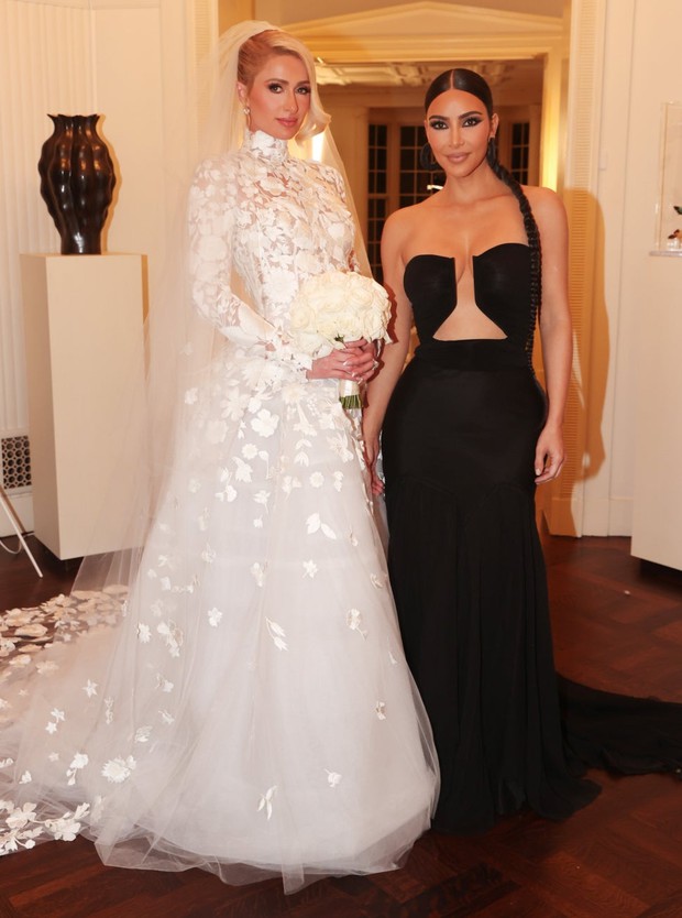 Hầu gái Kim Kardashian dự đám cưới cô chủ cũ Paris Hilton mà phô vòng 1 ngồn ngộn, chỉ chực chờ giật spotlight cô dâu - Ảnh 3. Hầu gái Kim Kardashian dự đám cưới cô chủ cũ Paris Hilton mà phô vòng 1 ngồn ngộn, chỉ chực chờ giật spotlight cô dâu - Ảnh 3.