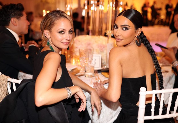 Hầu gái Kim Kardashian dự đám cưới cô chủ cũ Paris Hilton mà phô vòng 1 ngồn ngộn, chỉ chực chờ giật spotlight cô dâu - Ảnh 7. Hầu gái Kim Kardashian dự đám cưới cô chủ cũ Paris Hilton mà phô vòng 1 ngồn ngộn, chỉ chực chờ giật spotlight cô dâu - Ảnh 7.