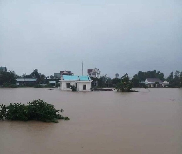 Nước lũ dâng cao ở Quảng Ngãi, hàng trăm nhà dân chìm trong biển nước - Ảnh 2.