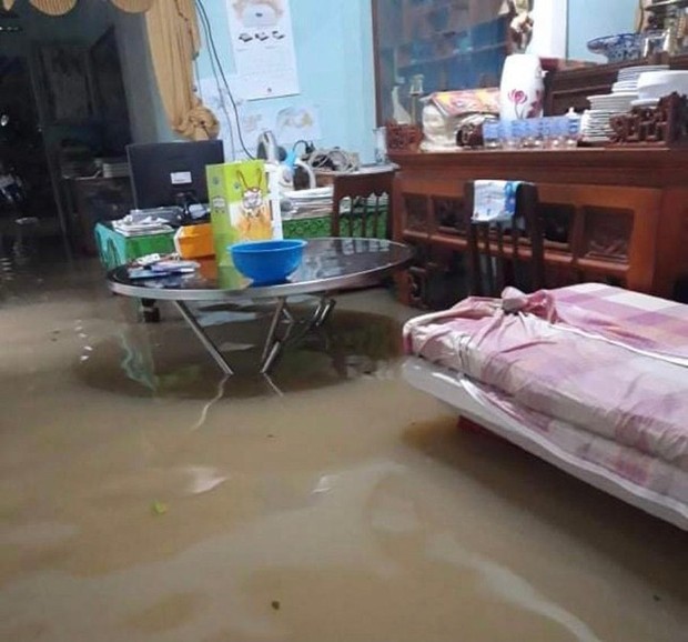 Nước lũ dâng cao ở Quảng Ngãi, hàng trăm nhà dân chìm trong biển nước - Ảnh 5.