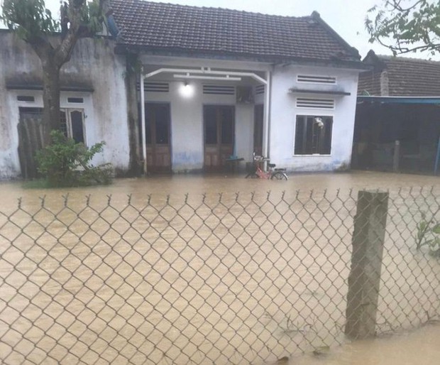Nước lũ dâng cao ở Quảng Ngãi, hàng trăm nhà dân chìm trong biển nước - Ảnh 8.