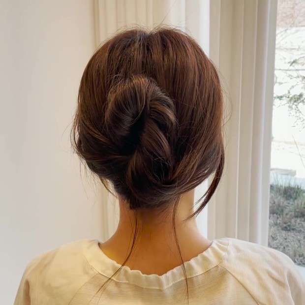 Gái Hàn có tới 4 chiêu tránh tóc tĩnh điện cực hay, chị em học theo tha hồ diện áo len mùa lạnh - Ảnh 1. Gái Hàn có tới 4 chiêu tránh tóc tĩnh điện cực hay, chị em học theo tha hồ diện áo len mùa lạnh - Ảnh 1.