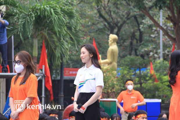 Ảnh chụp lén Khánh Vy trong ngày dẫn cầu truyền hình chung kết Olympia: Nhan sắc vẫn cực okelah, bắn giọng Nghệ An khi dẫn - Ảnh 2. Ảnh chụp lén Khánh Vy trong ngày dẫn cầu truyền hình chung kết Olympia: Nhan sắc vẫn cực okelah, bắn giọng Nghệ An khi dẫn - Ảnh 2.