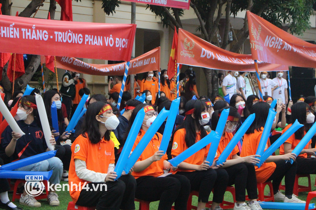 Ảnh chụp lén Khánh Vy trong ngày dẫn cầu truyền hình chung kết Olympia: Nhan sắc vẫn cực okelah, bắn giọng Nghệ An khi dẫn - Ảnh 6. Ảnh chụp lén Khánh Vy trong ngày dẫn cầu truyền hình chung kết Olympia: Nhan sắc vẫn cực okelah, bắn giọng Nghệ An khi dẫn - Ảnh 6.