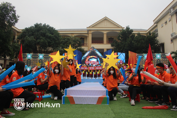 Ảnh chụp lén Khánh Vy trong ngày dẫn cầu truyền hình chung kết Olympia: Nhan sắc vẫn cực okelah, bắn giọng Nghệ An khi dẫn - Ảnh 7. Ảnh chụp lén Khánh Vy trong ngày dẫn cầu truyền hình chung kết Olympia: Nhan sắc vẫn cực okelah, bắn giọng Nghệ An khi dẫn - Ảnh 7.