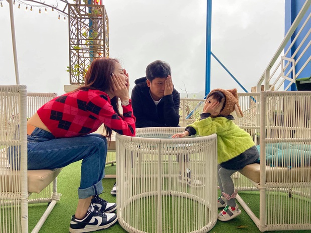 Gia đình Trường Giang chung khung hình, ái nữ nay đã lớn rõ và còn biết làm hành động cực cute này! - Ảnh 2. Gia đình Trường Giang chung khung hình, ái nữ nay đã lớn rõ và còn biết làm hành động cực cute này! - Ảnh 2.