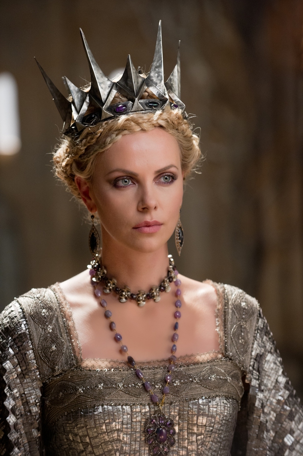 Dàn Mẹ kế đổi ngôi, đè bẹp cả Bạch Tuyết: Julia Roberts chấp bộ đàm kỳ lạ, Gal Gadot - Charlize Theron tranh ngôi trùm cuối - Ảnh 15. Dàn Mẹ kế đổi ngôi, đè bẹp cả Bạch Tuyết: Julia Roberts chấp bộ đàm kỳ lạ, Gal Gadot - Charlize Theron tranh ngôi trùm cuối - Ảnh 15.