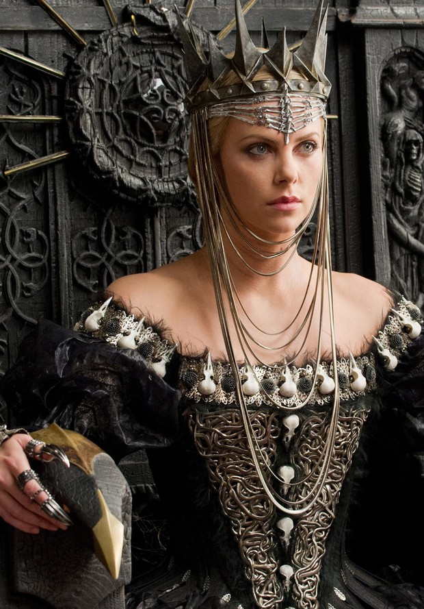 Dàn Mẹ kế đổi ngôi, đè bẹp cả Bạch Tuyết: Julia Roberts chấp bộ đàm kỳ lạ, Gal Gadot - Charlize Theron tranh ngôi trùm cuối - Ảnh 14. Dàn Mẹ kế đổi ngôi, đè bẹp cả Bạch Tuyết: Julia Roberts chấp bộ đàm kỳ lạ, Gal Gadot - Charlize Theron tranh ngôi trùm cuối - Ảnh 14.