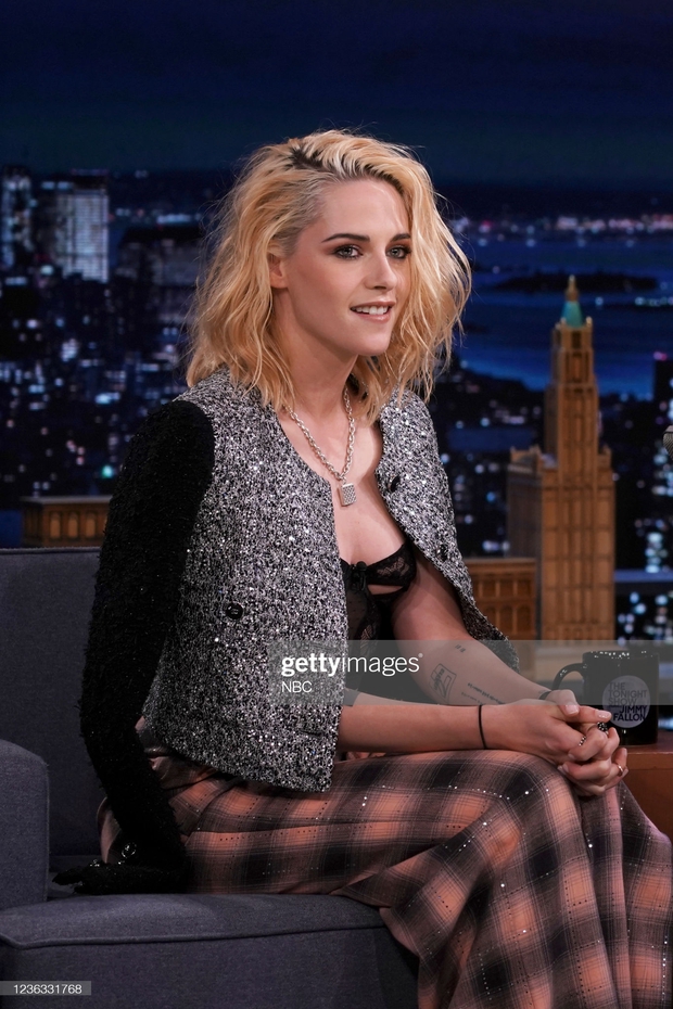 Kristen Stewart hóa soái tỷ trên thảm đỏ hớp hồn con dân, zoom gần lộ khuyết điểm nhưng vẫn đẹp muốn xỉu - Ảnh 9.