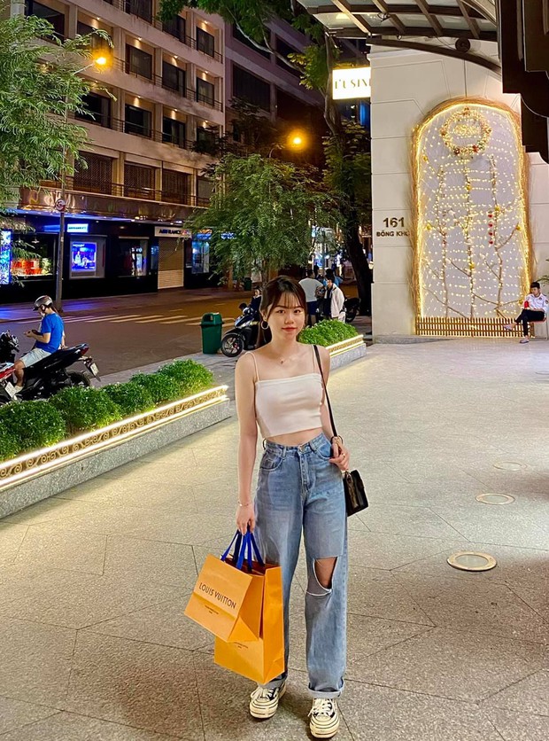 Dàn gái xinh bị chụp lén bởi team qua đường: Hiếm lắm mới thấy Tiểu Hý lộ body, Linh Ngọc Đàm lại trông như cô gái 1m2 - Ảnh 16.