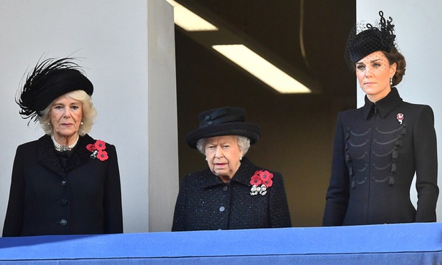 Công nương Kate thay Nữ hoàng đứng vị trí trung tâm lễ tưởng niệm, có cách ứng xử đầy tinh tế với mẹ chồng - Ảnh 2.
