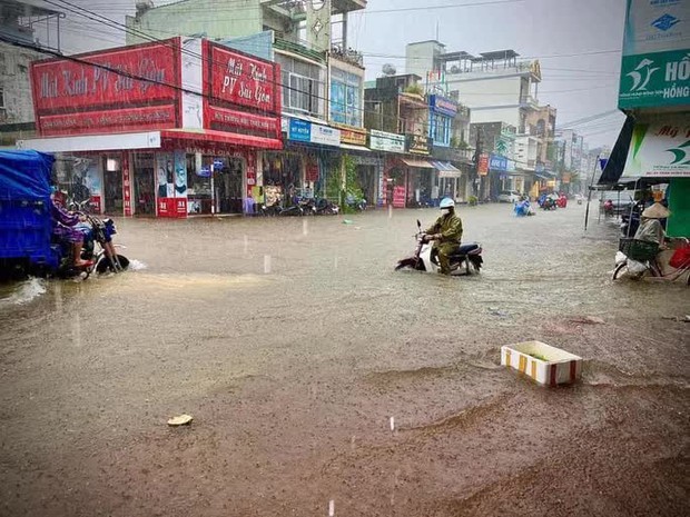 Nhiều nơi ở Bình Định tiếp tục chìm trong biển nước, một người chết vì lũ - Ảnh 2.