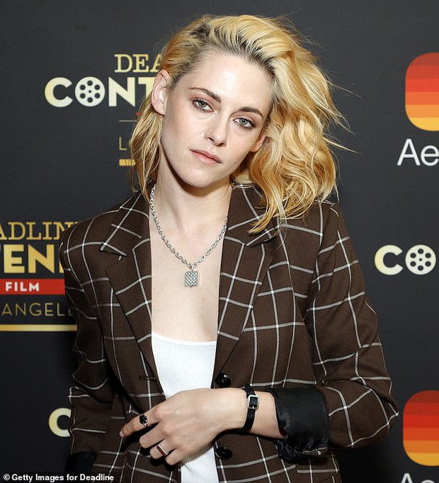 Kristen Stewart transforms into a handsome lady on the red carpet, captivating people, close zoom reveals flaws but still looks so beautiful - Photo 5.