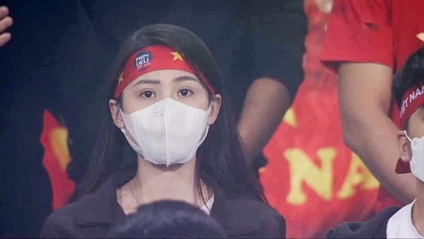 Danh tính gái xinh trên khán đài trận Việt Nam - Saudi Arabia khiến netizen sục sôi tìm kiếm - Ảnh 2.