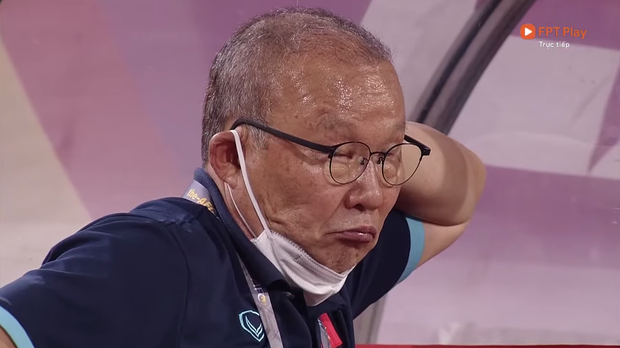 Khoảnh khắc buồn nhất hôm nay: Thầy Park khoé mắt đỏ hoe sau trận thua thứ 6 tại vòng loại World Cup 2022 - Ảnh 3.