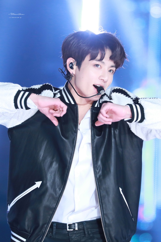 Dấu vết lạ trên cổ tay Jungkook (BTS) khiến Knet xôn xao: Là do ngược đãi bản thân hay bạn gái cào? - Ảnh 7. Dấu vết lạ trên cổ tay Jungkook (BTS) khiến Knet xôn xao: Là do ngược đãi bản thân hay bạn gái cào? - Ảnh 7.