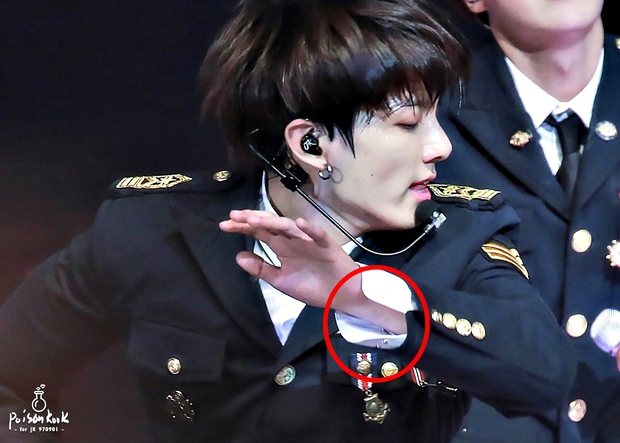 Dấu vết lạ trên cổ tay Jungkook (BTS) khiến Knet xôn xao: Là do ngược đãi bản thân hay bạn gái cào? - Ảnh 4. Dấu vết lạ trên cổ tay Jungkook (BTS) khiến Knet xôn xao: Là do ngược đãi bản thân hay bạn gái cào? - Ảnh 4.