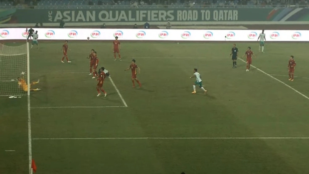 Thánh VAR hiển linh cứu một bàn thua! Tuyển Việt Nam vẫn phải nhận thất bại 0-1 trước Saudi Arabia - Ảnh 2.
