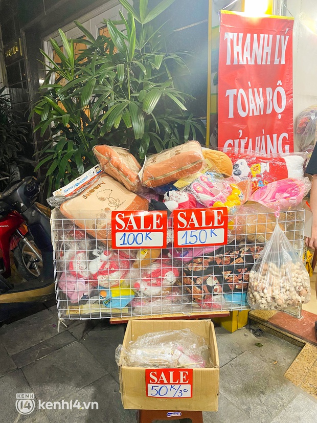 Bí ẩn về cửa hàng đồ lưu niệm tồn tại gần 30 năm ở con phố đắt đỏ nhất Hà Nội, đến khi sắp đóng cửa mới hé lộ sự thật - Ảnh 9. Bí ẩn về cửa hàng đồ lưu niệm tồn tại gần 30 năm ở con phố đắt đỏ nhất Hà Nội, đến khi sắp đóng cửa mới hé lộ sự thật - Ảnh 9.