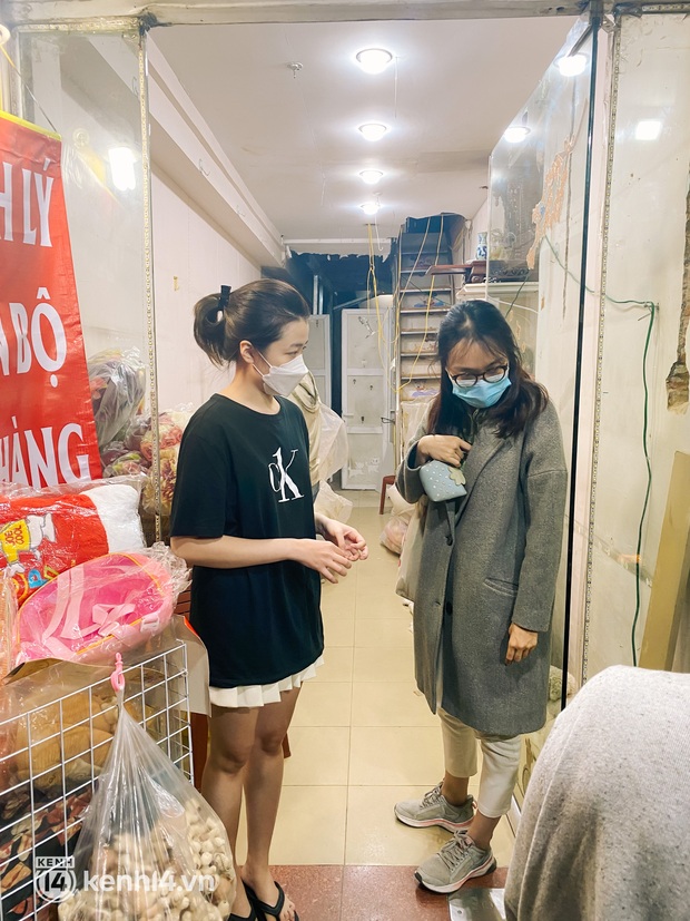 Bí ẩn về cửa hàng đồ lưu niệm tồn tại gần 30 năm ở con phố đắt đỏ nhất Hà Nội, đến khi sắp đóng cửa mới hé lộ sự thật - Ảnh 19. Bí ẩn về cửa hàng đồ lưu niệm tồn tại gần 30 năm ở con phố đắt đỏ nhất Hà Nội, đến khi sắp đóng cửa mới hé lộ sự thật - Ảnh 19.