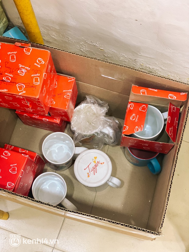 Bí ẩn về cửa hàng đồ lưu niệm tồn tại gần 30 năm ở con phố đắt đỏ nhất Hà Nội, đến khi sắp đóng cửa mới hé lộ sự thật - Ảnh 12. Bí ẩn về cửa hàng đồ lưu niệm tồn tại gần 30 năm ở con phố đắt đỏ nhất Hà Nội, đến khi sắp đóng cửa mới hé lộ sự thật - Ảnh 12.