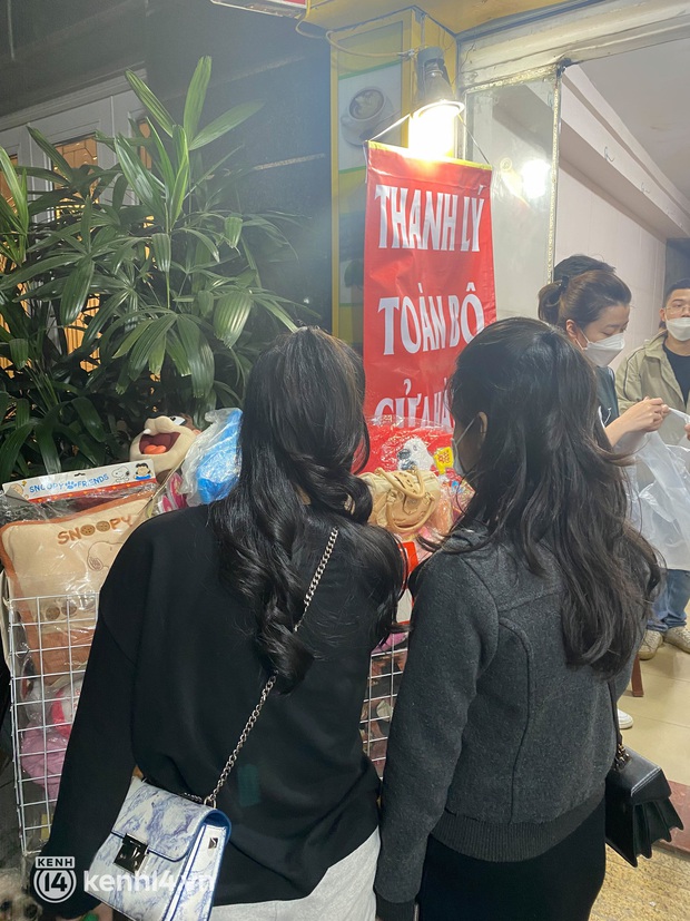 Bí ẩn về cửa hàng đồ lưu niệm tồn tại gần 30 năm ở con phố đắt đỏ nhất Hà Nội, đến khi sắp đóng cửa mới hé lộ sự thật - Ảnh 16. Bí ẩn về cửa hàng đồ lưu niệm tồn tại gần 30 năm ở con phố đắt đỏ nhất Hà Nội, đến khi sắp đóng cửa mới hé lộ sự thật - Ảnh 16.
