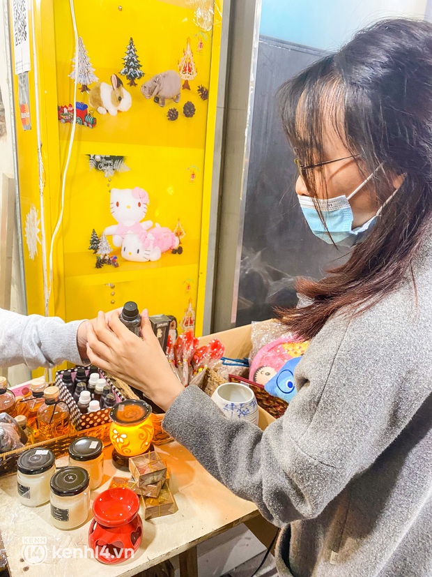 Bí ẩn về cửa hàng đồ lưu niệm tồn tại gần 30 năm ở con phố đắt đỏ nhất Hà Nội, đến khi sắp đóng cửa mới hé lộ sự thật - Ảnh 20. Bí ẩn về cửa hàng đồ lưu niệm tồn tại gần 30 năm ở con phố đắt đỏ nhất Hà Nội, đến khi sắp đóng cửa mới hé lộ sự thật - Ảnh 20.