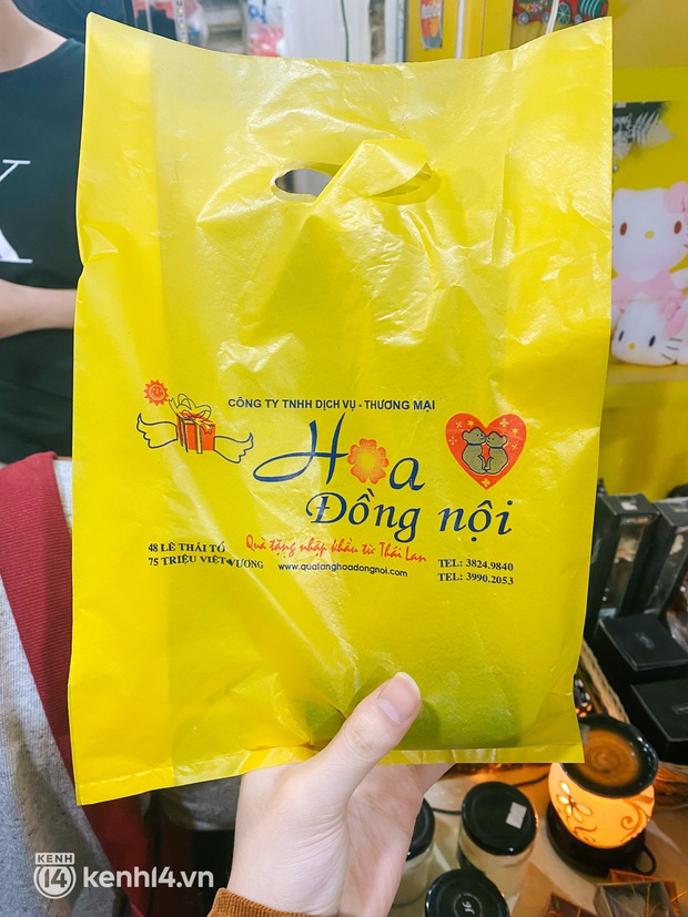 Bí ẩn về cửa hàng đồ lưu niệm tồn tại gần 30 năm ở con phố đắt đỏ nhất Hà Nội, đến khi sắp đóng cửa mới hé lộ sự thật - Ảnh 21. Bí ẩn về cửa hàng đồ lưu niệm tồn tại gần 30 năm ở con phố đắt đỏ nhất Hà Nội, đến khi sắp đóng cửa mới hé lộ sự thật - Ảnh 21.
