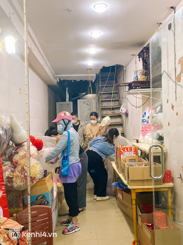Bí ẩn về cửa hàng đồ lưu niệm tồn tại gần 30 năm ở con phố đắt đỏ nhất Hà Nội, đến khi sắp đóng cửa mới hé lộ sự thật - Ảnh 18. Bí ẩn về cửa hàng đồ lưu niệm tồn tại gần 30 năm ở con phố đắt đỏ nhất Hà Nội, đến khi sắp đóng cửa mới hé lộ sự thật - Ảnh 18.