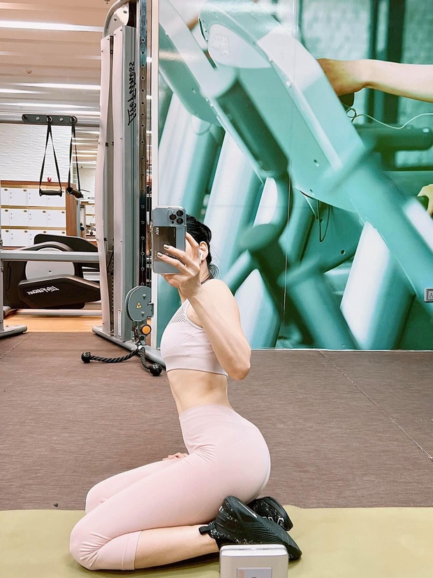 Lệ Quyên tạo dáng nhìn đã thấy mỏi lưng, cơ bụng lên múi như soán ngôi vòng eo 56 của Ngọc Trinh - Ảnh 2. Lệ Quyên tạo dáng nhìn đã thấy mỏi lưng, cơ bụng lên múi như soán ngôi vòng eo 56 của Ngọc Trinh - Ảnh 2.