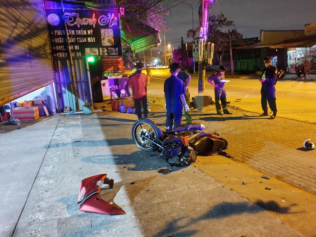 2 thanh niên tử vong cạnh trụ điện, xe máy nát bươm trước cửa nhà dân lúc rạng sáng - Ảnh 1.
