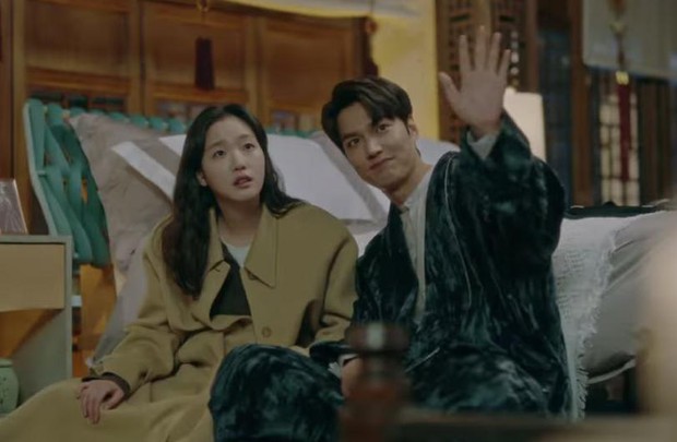 4 sao Hàn và tủ đồ siêu chán trên phim: Cha Eun Woo như mượn đồ của bố, Han So Hee kém sang hẳn luôn! - Ảnh 13. 4 sao Hàn và tủ đồ siêu chán trên phim: Cha Eun Woo như mượn đồ của bố, Han So Hee kém sang hẳn luôn! - Ảnh 13.