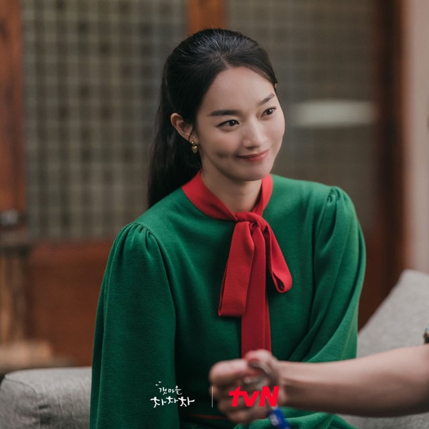 4 sao Hàn và tủ đồ siêu chán trên phim: Cha Eun Woo như mượn đồ của bố, Han So Hee kém sang hẳn luôn! - Ảnh 4. 4 sao Hàn và tủ đồ siêu chán trên phim: Cha Eun Woo như mượn đồ của bố, Han So Hee kém sang hẳn luôn! - Ảnh 4.